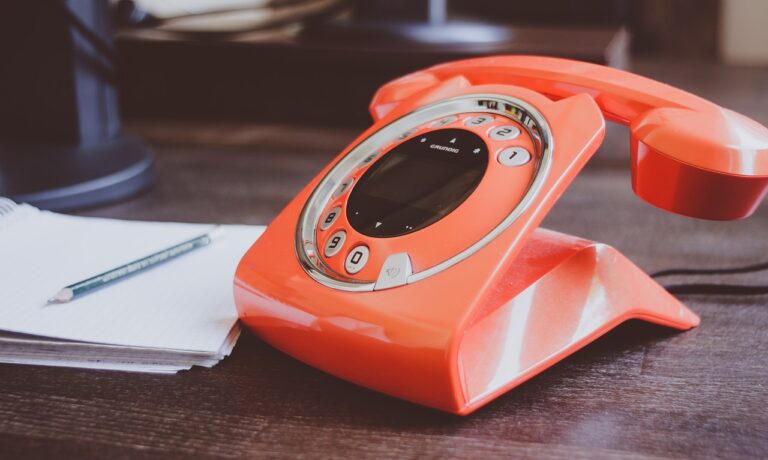 phone, desk, orange-1684638.jpg